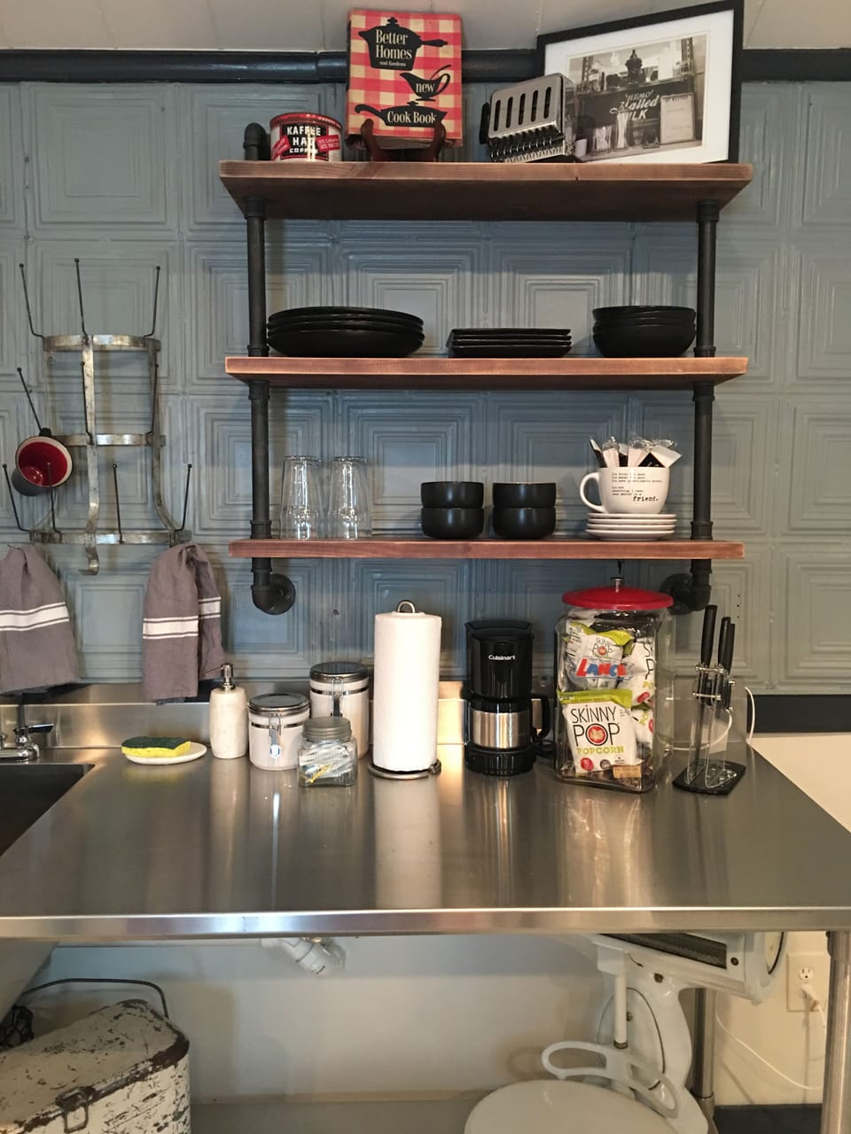 COMPLIMENTARY COFFEE, TEA,
BOTTLED WATER AND SNACKS!