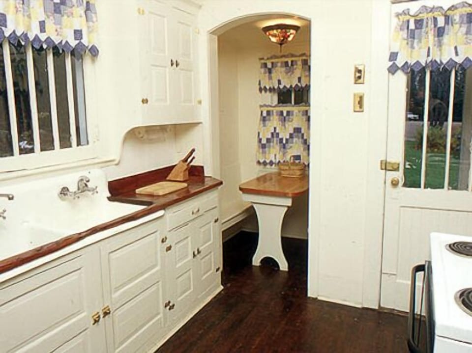 Gate still has the original 1907 Kitchen but with modern appliances