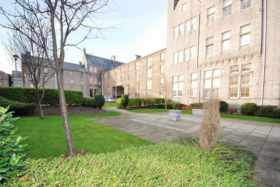 EPI - 2 Bed En-suite Apartment with GYM, Sauna, Underground Parking Apartment in Aberdeen