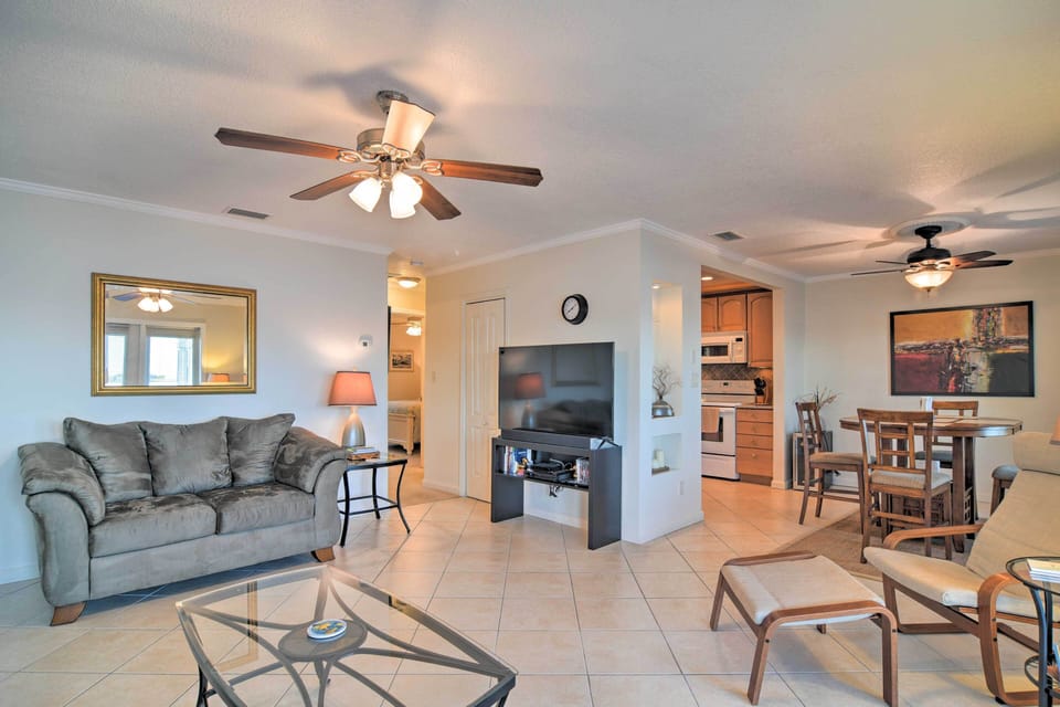 Living Room | Free WiFi | Cable TV | Central A/C & Heat