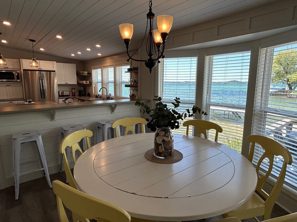 Dinning Area - Dinning room with additional bar seating and views of Portage Lake.