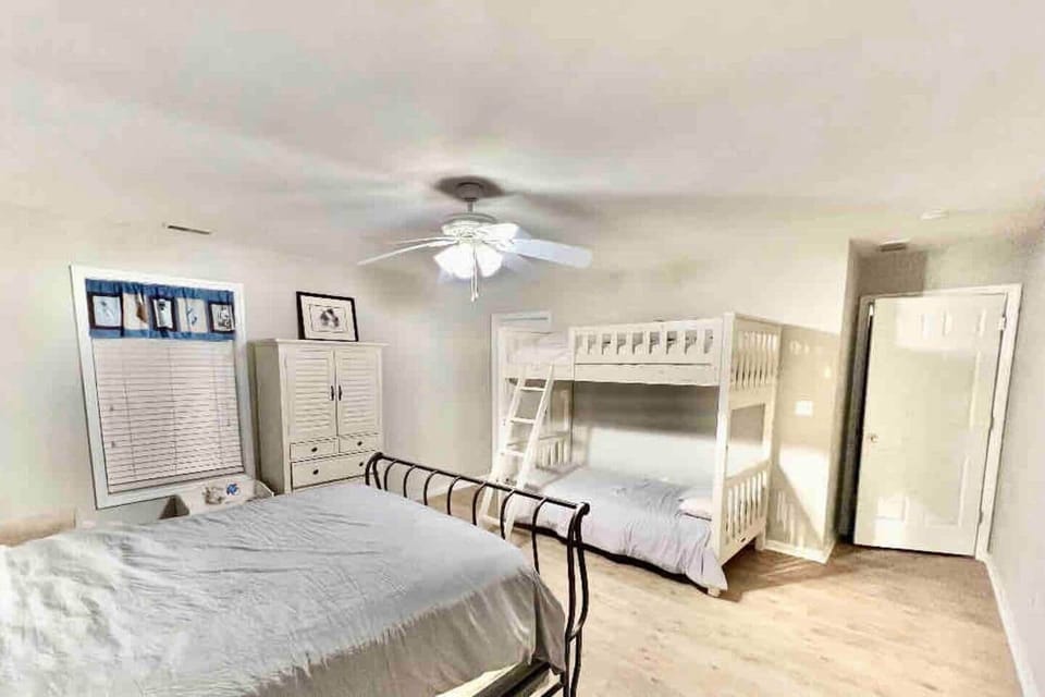 Bedroom 4 ,queen bed and bunkbed