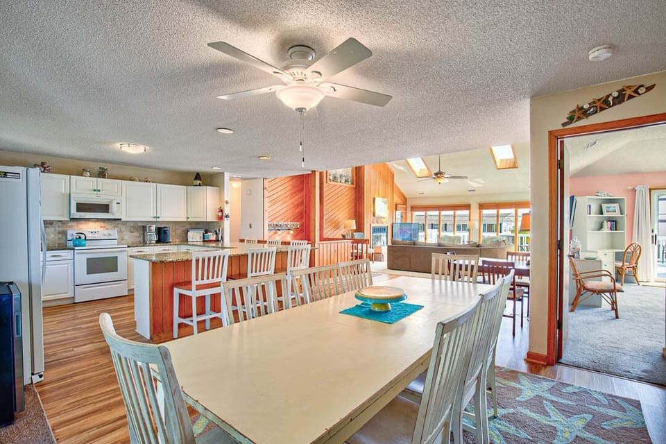 Top-Level Dining Room with Table (seats 8)