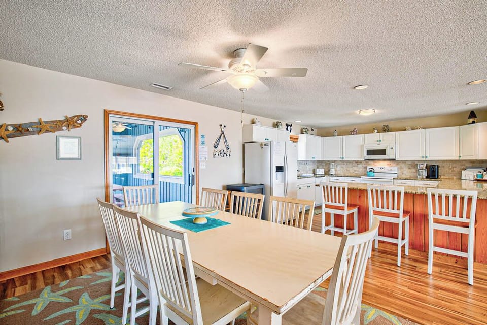 Top-Level Dining Room with Table (seats 8)