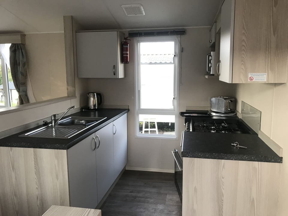 Kitchen with oven and cooker 