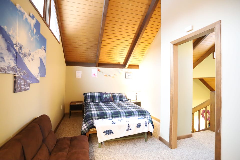 Upstairs Private Bedroom in Pet Friendly Home near Loon Mountain