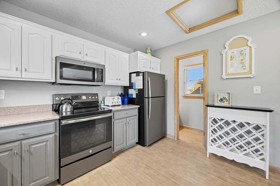 Top-Level Kitchen with Bar (seats 4)
