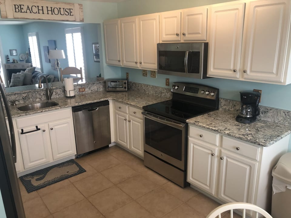 Eat-in kitchen with appliances 