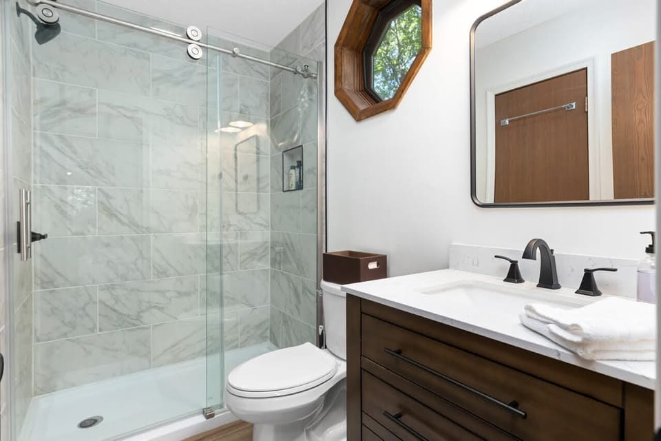 Main level en-suite bath with walk in shower