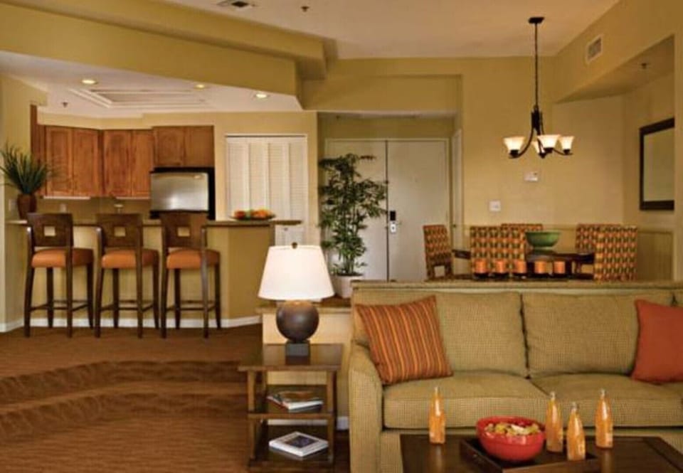 ENTERTAINER'S LIVING ROOM