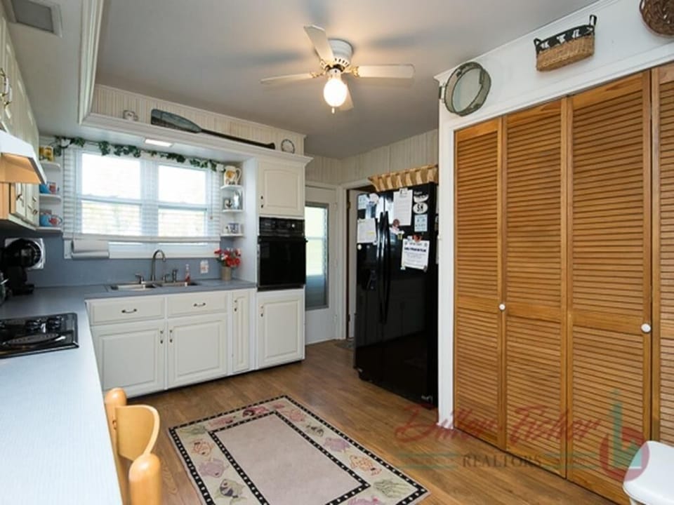 Roomy refrigerator/freezer includes automatic ice and chilled water dispenser!