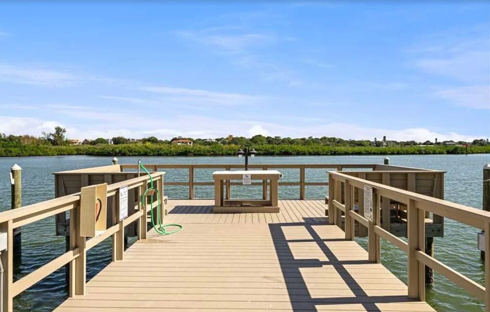 Fishing and viewing pier behind the pool with the intercoastal waterway