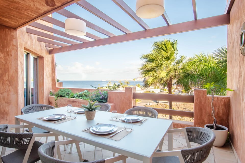 Amplia terraza con zona chill out y mesa para comer vista al mar