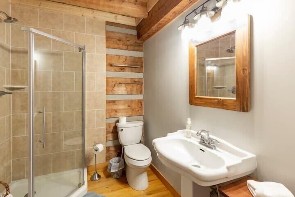 Full bathroom (main level) in the hallway between Bedrooms 2 and 3