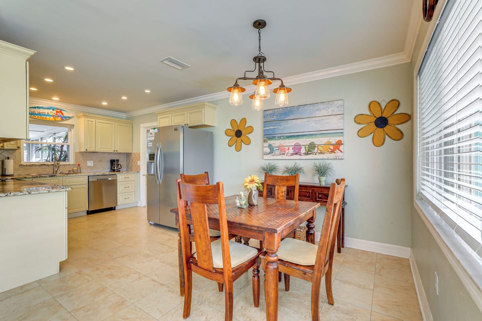 Dining Area | Dishware & Flatware Provided