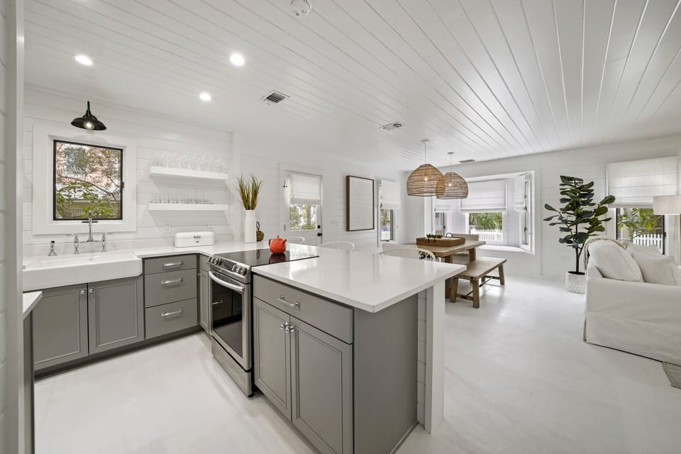 MODERN, TASTEFUL, FULLY EQUIPPED KITCHEN