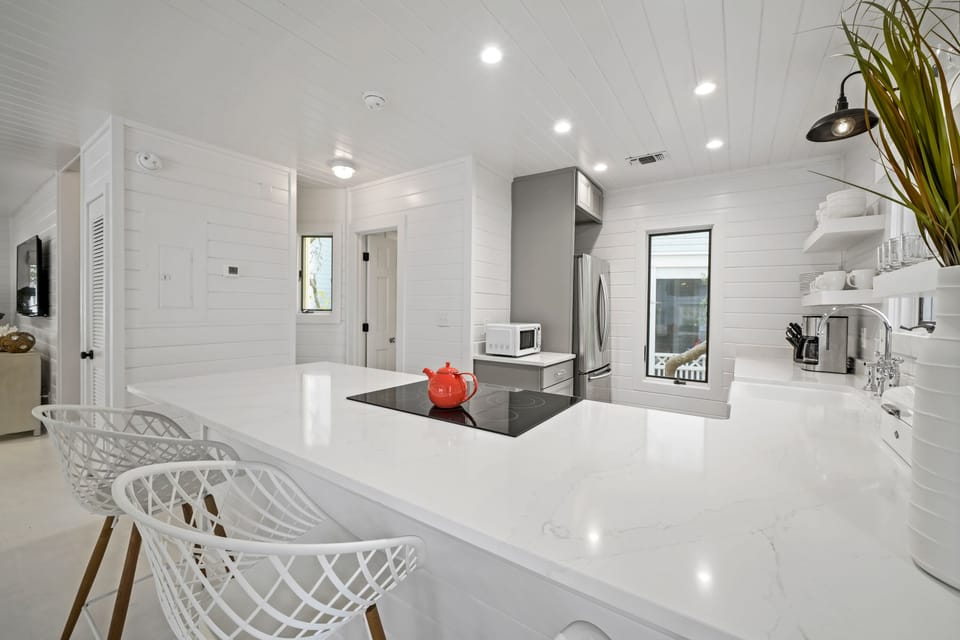 KITCHEN WITH BARTOP SEATING FOR THREE