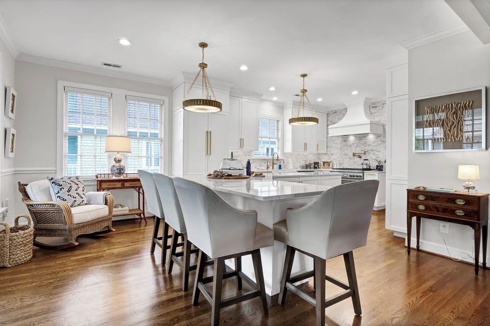 Kitchen w/ Bar Stools!