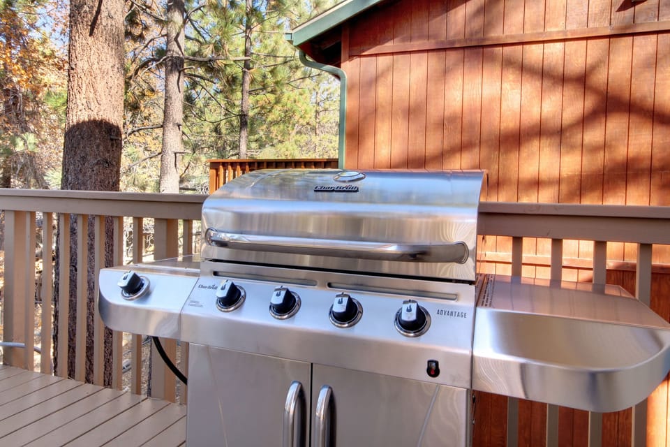 Large deck with Sofa, Jacuzzi & Grill!