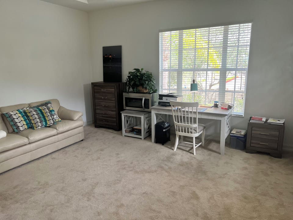 Large office space with printer, shredder, Wi-Fi, microwave, nice view!
