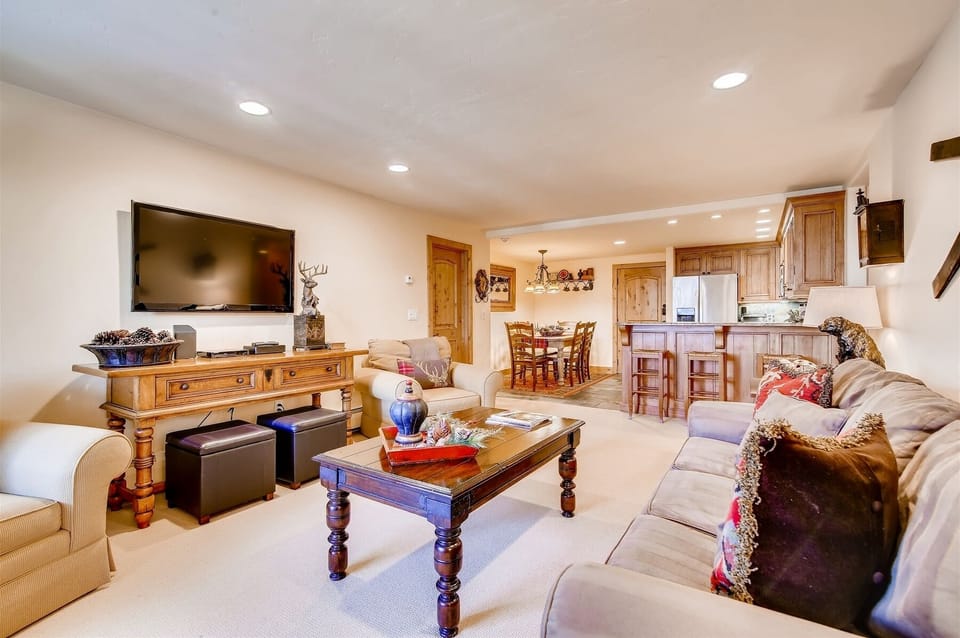 Vail Village location w/pool and free parking