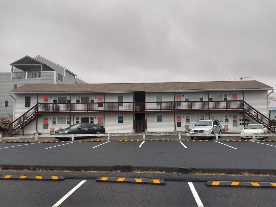 outside view showing the apartments numbers 