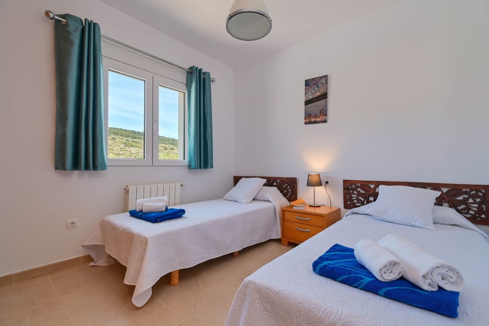 Bedroom with two single beds