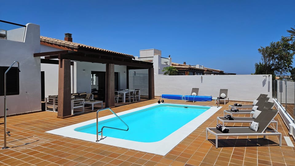 Relaxation area, pool size 8x4, pool cover 