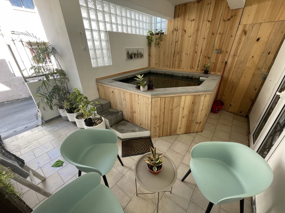 Indoor spa tub