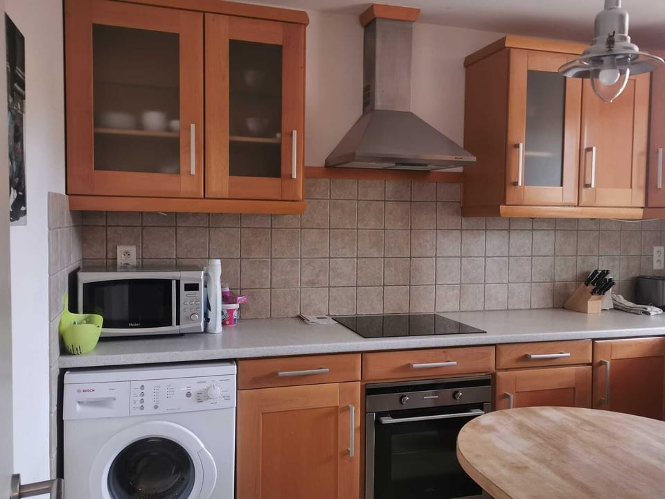 Kitchen with induction hob/washing machine /microwave /oven