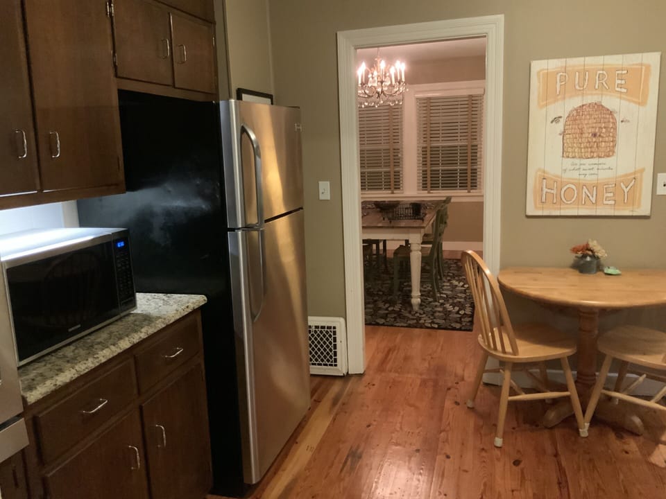 Kitchen Standard Fridge with Ice maker / Breakfast Table