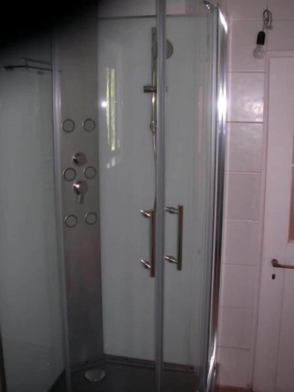 Bath/Shower. Picture 17