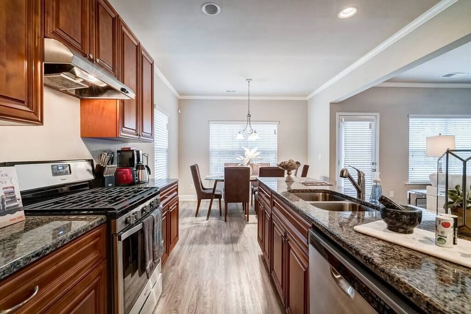 Fully equipped kitchen with island - windows on this picture has direct view to the lake and deck