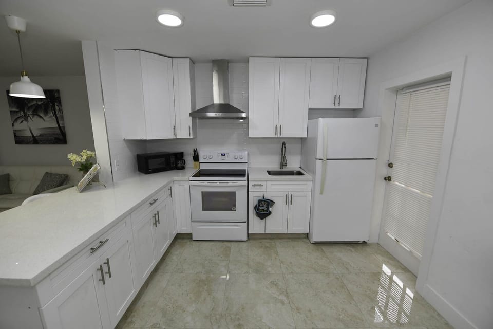 Come enjoy a chic 2 bedroom apt in a tropical 4-plex home with private entrance.