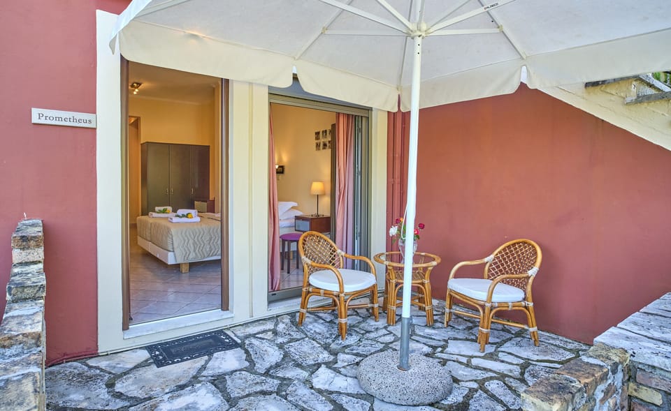 Chrismos Luxury Studios 8A Apraos Corfu- Outdoor Seating Area 