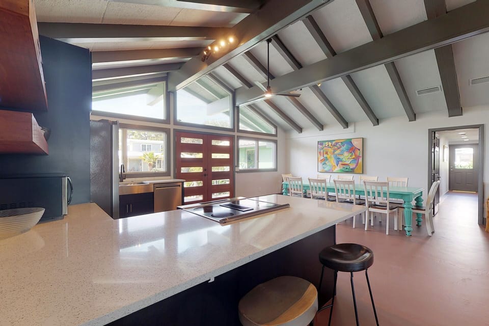 Kitchen/ dining area
