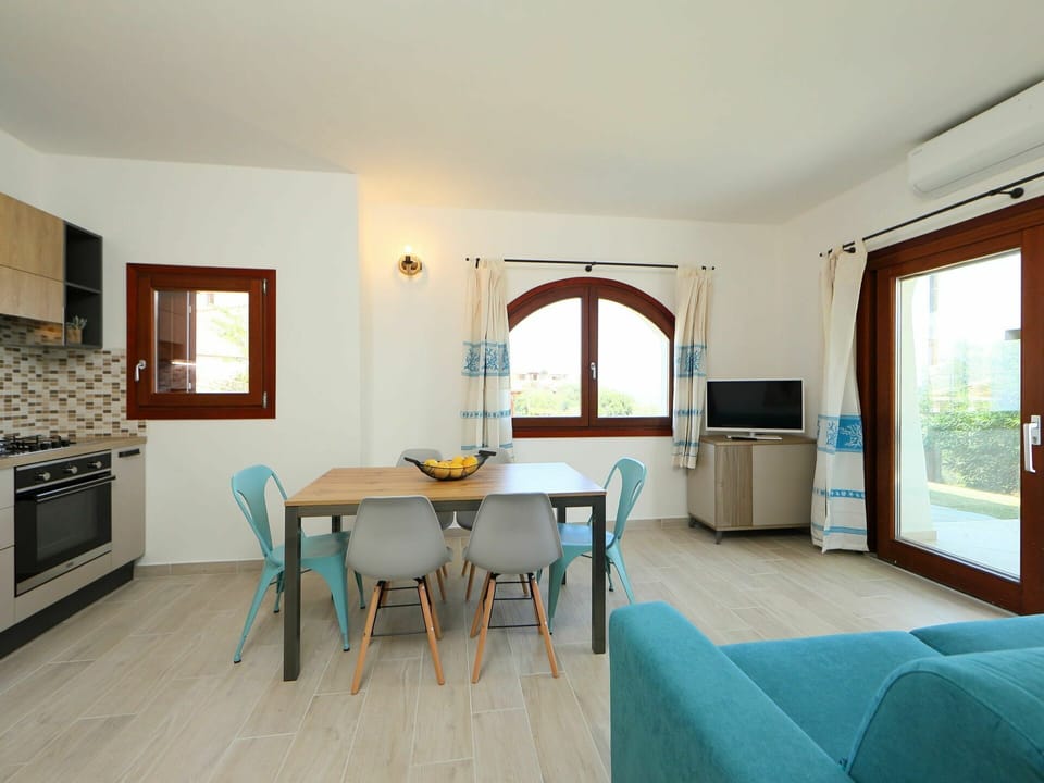 Room, Property, Furniture, Building, Interior Design, House, Floor, Real Estate, Table, Living Room