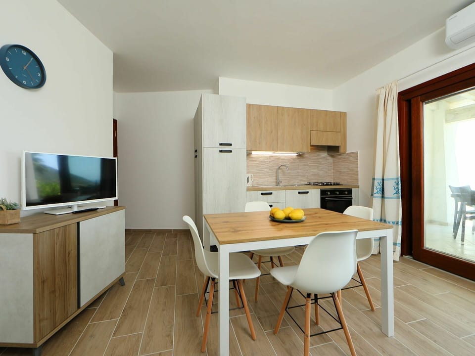 Room, Furniture, Property, Interior Design, Building, Floor, House, Table, Kitchen, Dining Room