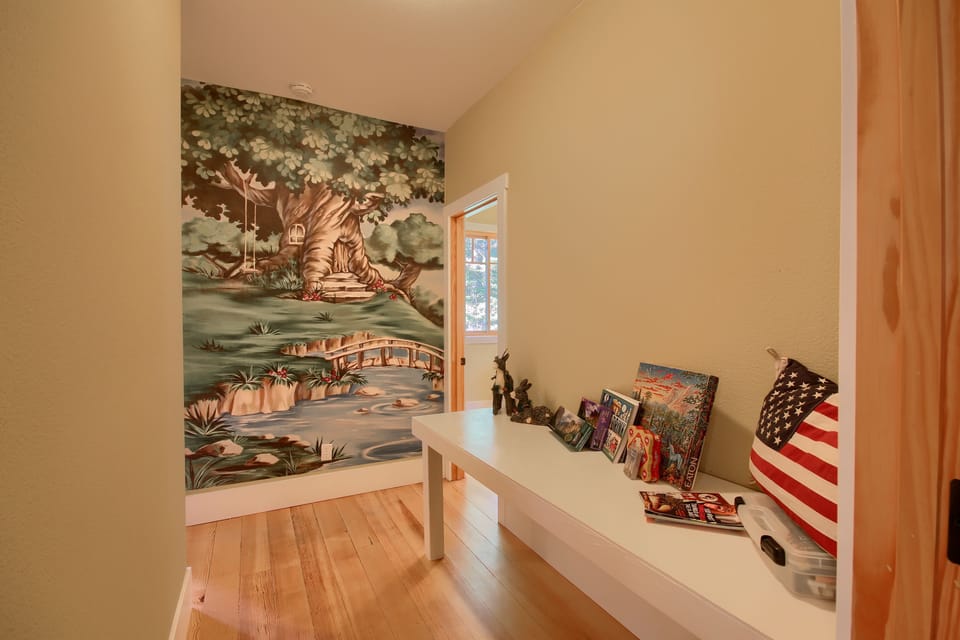 Hallway in the middle of bedroom  #3.