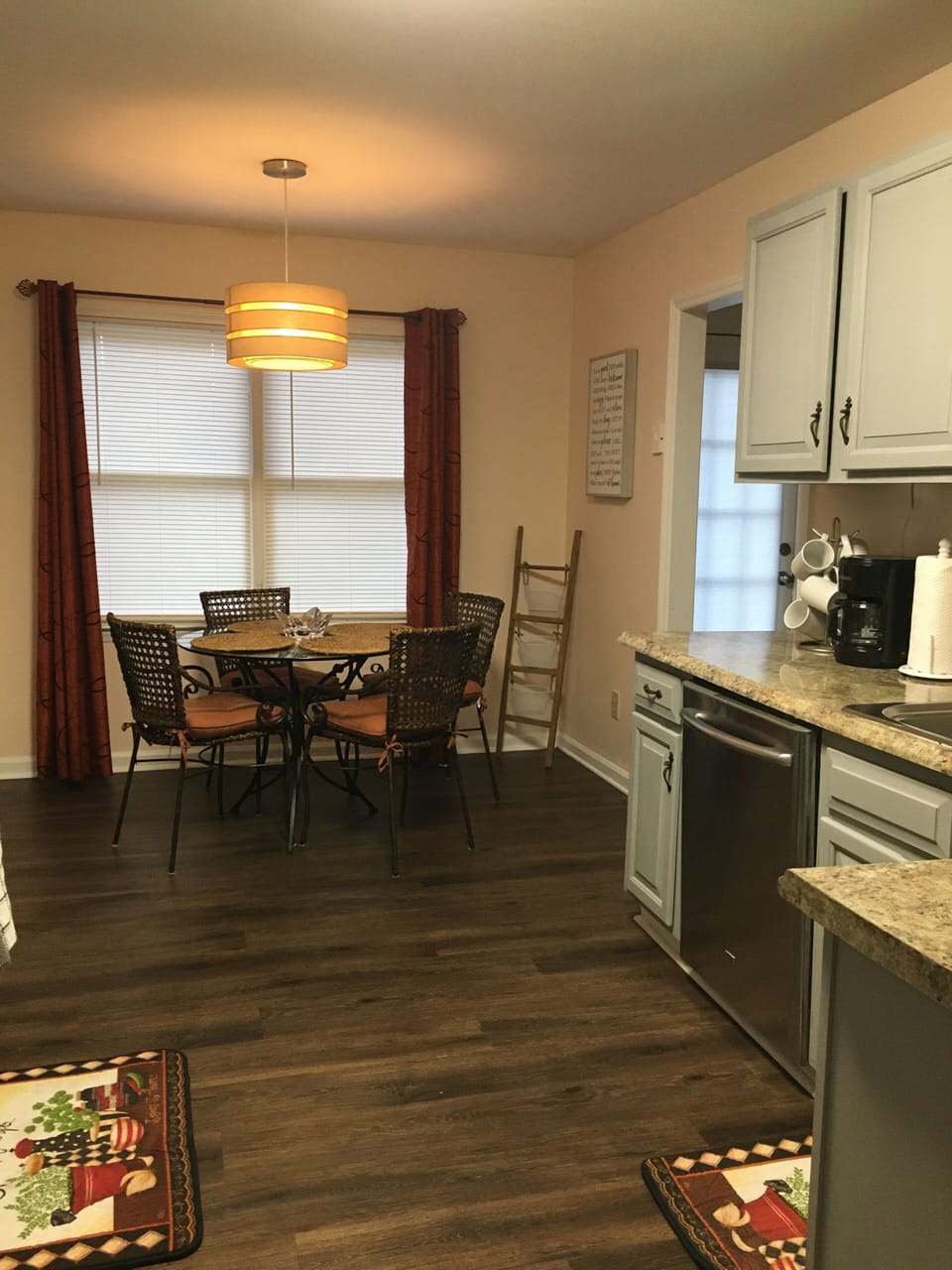Breakfast area with seating for 4