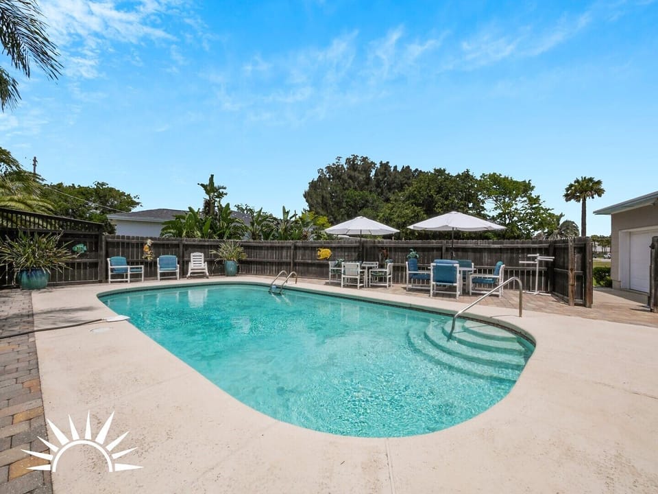Large private pool area