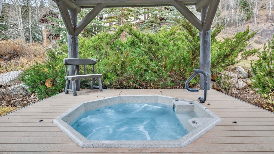 Arrowhead Dakota Park: Community hot tub available near to your residence