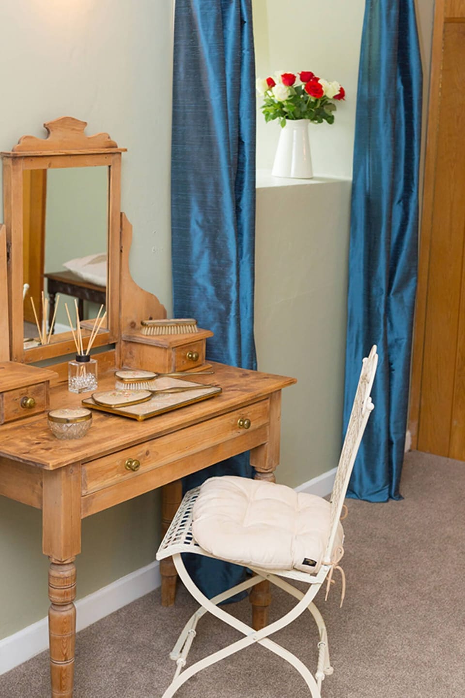 The Keep Lower Ground Floor: Double bedroom with king size bed which shares a â€˜Jack and Jillâ€™ style en suite bathroom