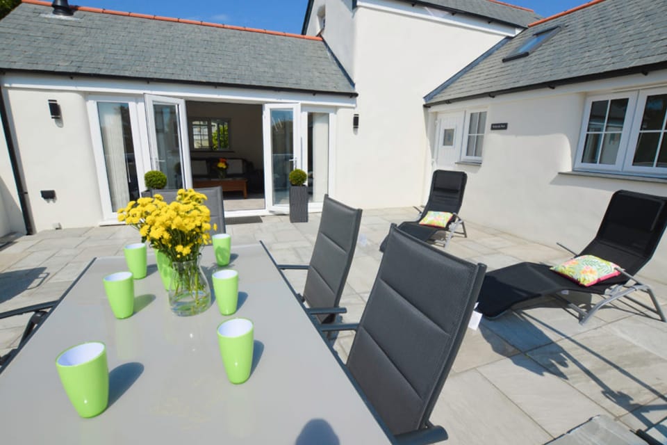 Sunnyside Barn, Truro. Ground floor: Look over the stunning countryside views from your private patio