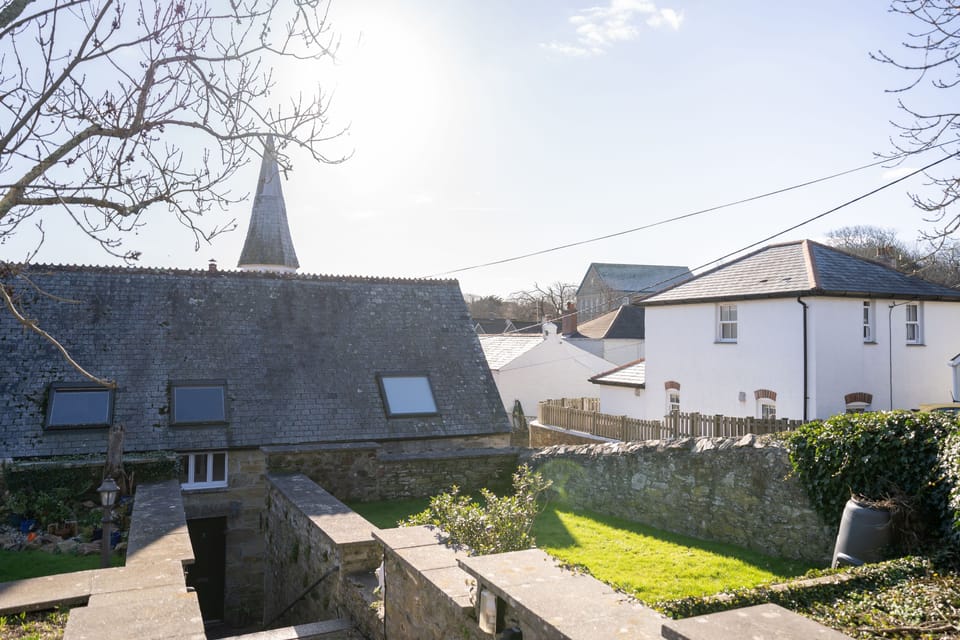 3 The Old School House, Outside: Communal gardens