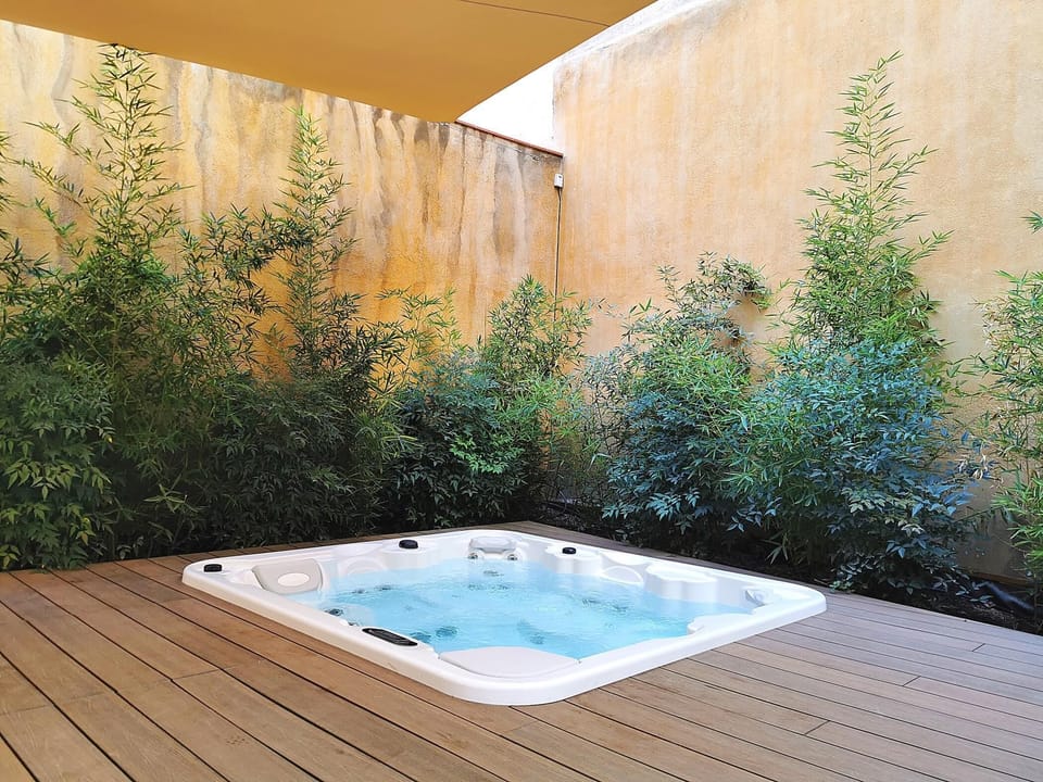 Outdoor spa tub