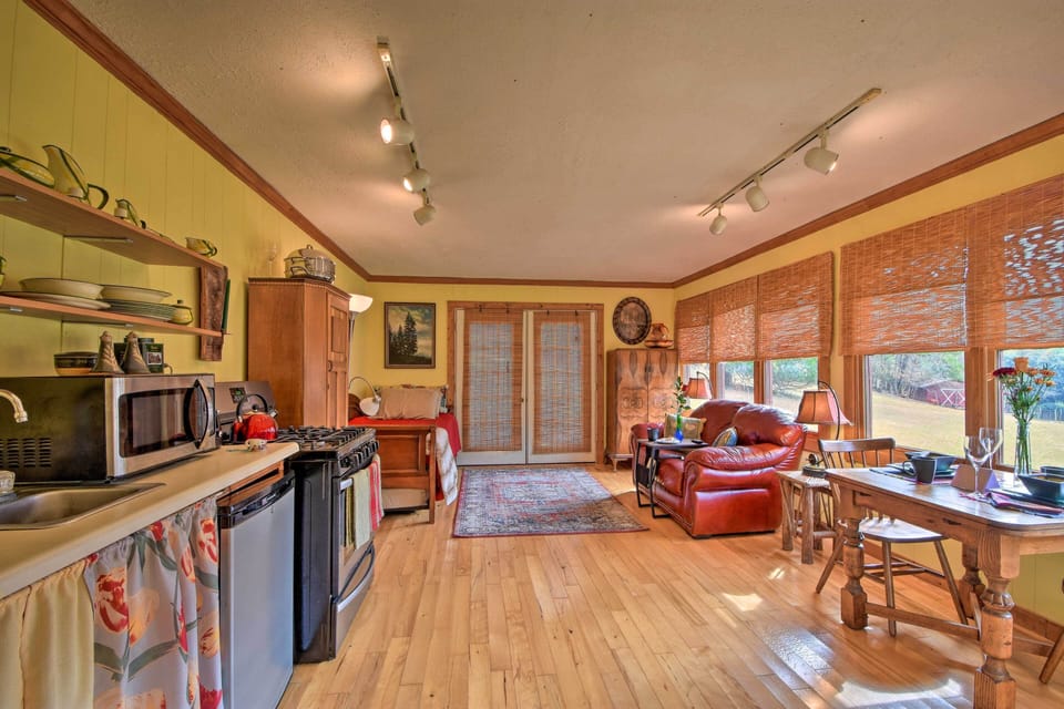 Studio Interior | Free WiFi | A/C Unit