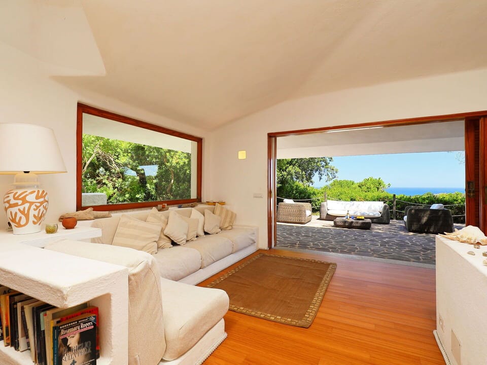 Room, Property, Furniture, Living Room, Interior Design, Building, Floor, House, Real Estate, Ceiling