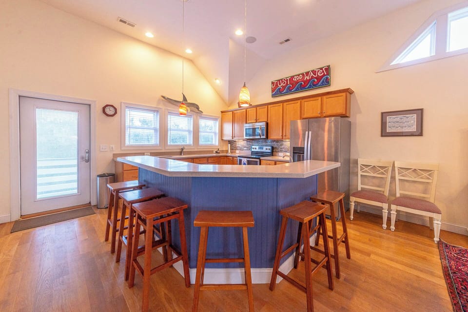 Kitchen with 6 Bar Stools