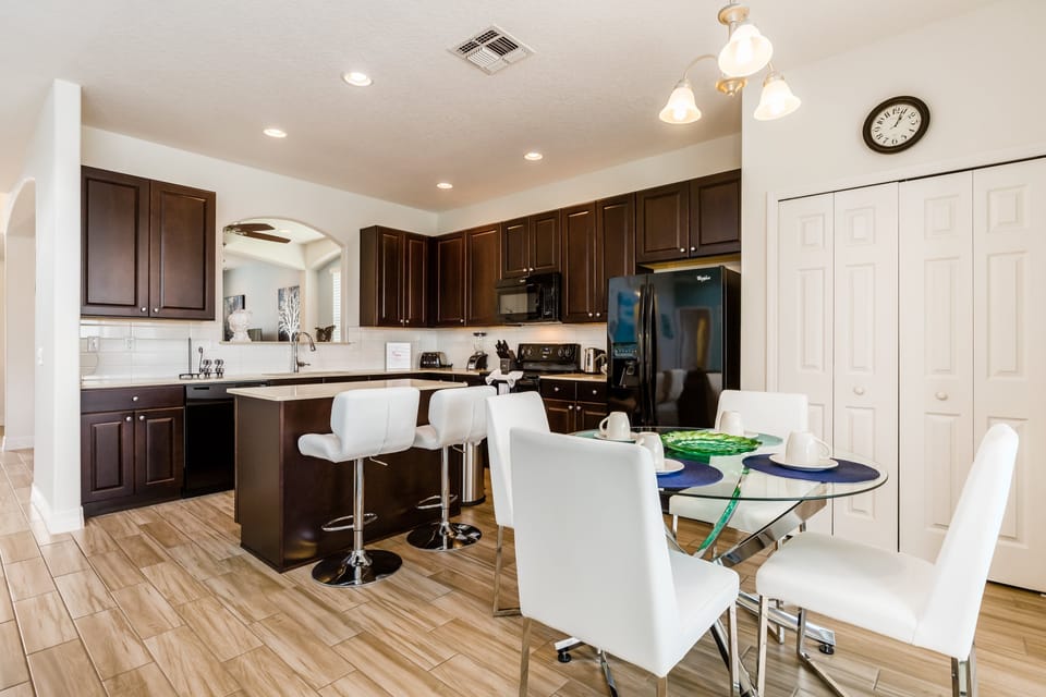 03_Breakfast_Bar_and_Stools_0921.jpg